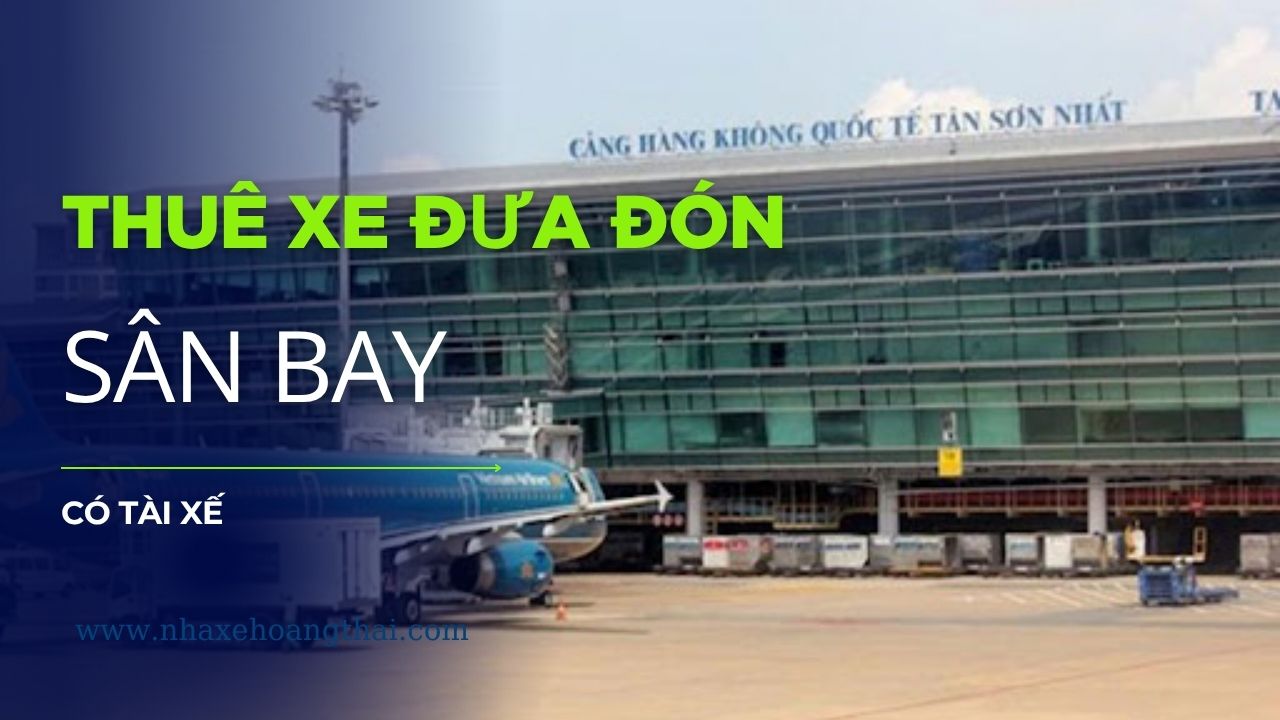 Tài xế lịch sự, chuyên nghiệp đang cầm bảng tên chờ khách tại ga đến. Dịch vụ Cho thuê xe 7 chỗ đón tiễn sân bay Tân Sơn Nhất có tài xế cam kết đúng giờ, hỗ trợ hành lý và theo dõi sát sao tình trạng chuyến bay.