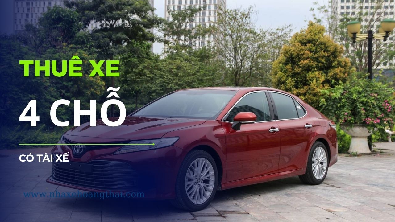 Tài xế chuyên nghiệp (trong đồng phục lịch sự) đang đứng cạnh chiếc sedan đời mới. Dịch vụ thuê xe 4 chỗ có tài xế phục vụ công tác và transit nhanh, cam kết an toàn và kín đáo tuyệt đối.