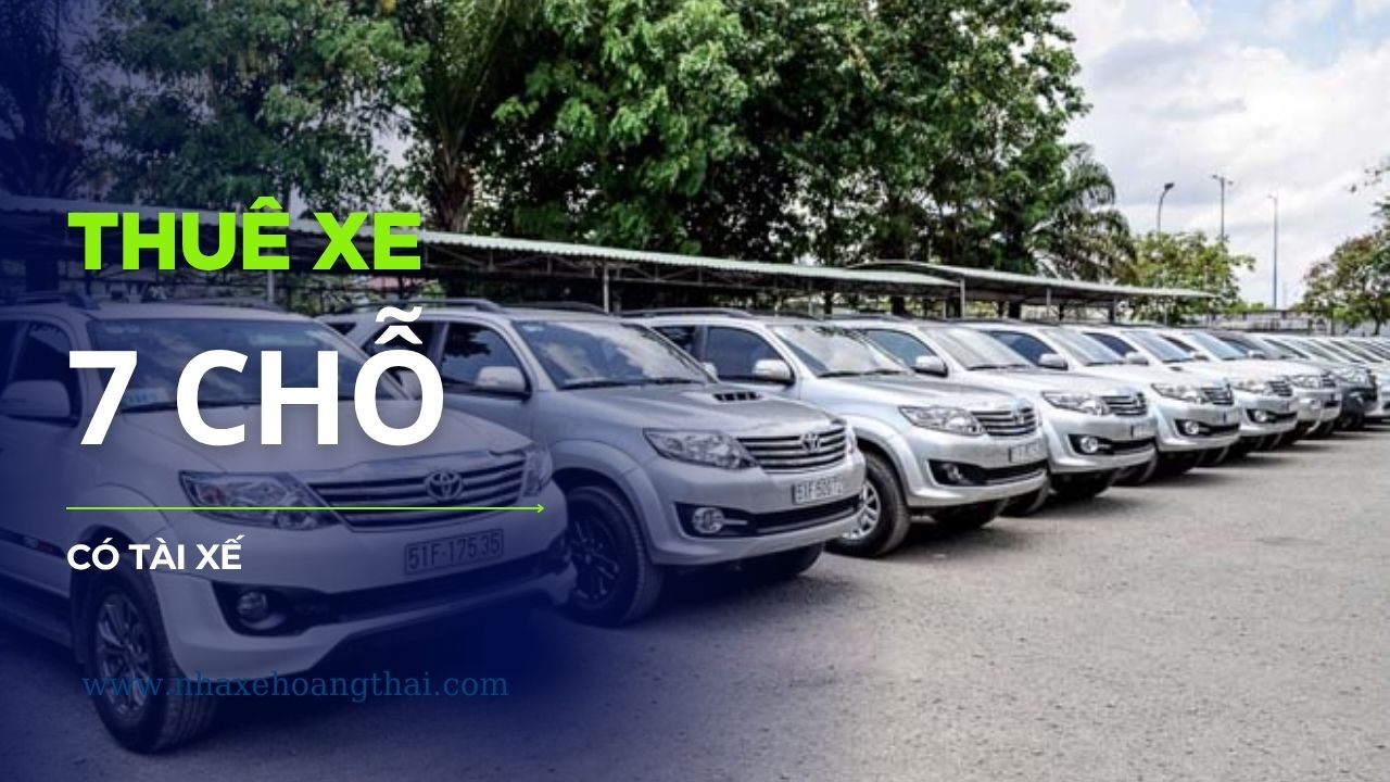 Tài xế chuyên nghiệp đứng cạnh chiếc SUV 7 chỗ đời mới. Dịch vụ Thuê xe 7 chỗ có tài xế phục vụ du lịch gia đình/nhóm nhỏ đường dài, đảm bảo an toàn và sự ổn định trên mọi tuyến đường.