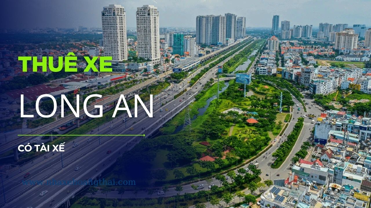 Tài xế lịch sự đứng cạnh xe du lịch đời mới. Dịch vụ thuê xe đi Long An có tài xế phục vụ công tác và du lịch, cam kết đúng giờ, an toàn và thông thạo mọi tuyến đường.
