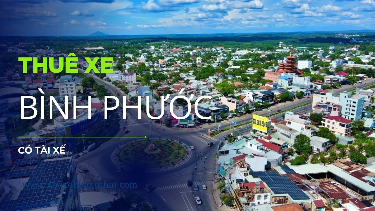 Tài xế chuyên nghiệp đứng cạnh xe du lịch đời mới. Dịch vụ thuê xe đi Bình Phước có tài xế phục vụ công tác và du lịch dài ngày, cam kết an toàn, kín đáo và thông thạo tuyến QL13.