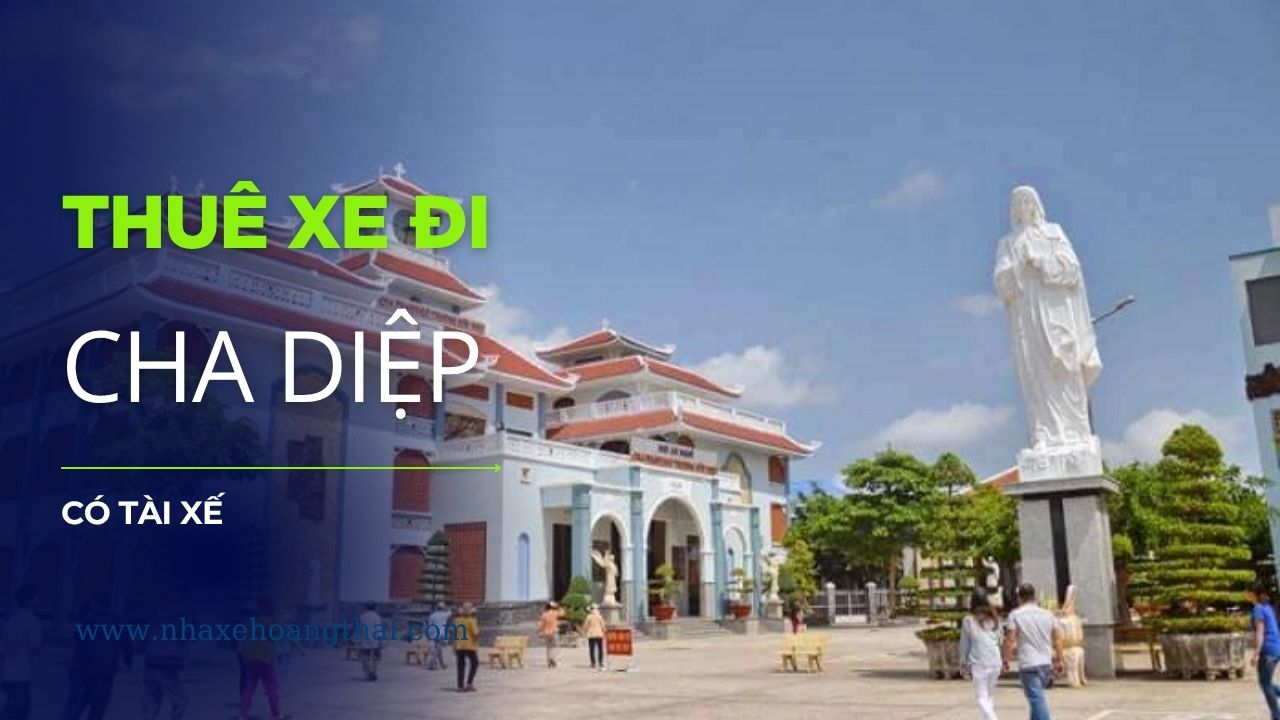 Tài xế chuyên nghiệp đứng cạnh xe du lịch đời mới. Dịch vụ thuê xe đi Cha Diệp có tài xế phục vụ hành hương, cam kết an toàn tuyệt đối và thông thạo tuyến đường xa, đặc biệt trong mùa lễ hội.