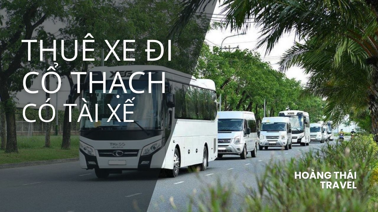 Chiếc xe du lịch 7 chỗ (hoặc 16 chỗ) đời mới đỗ tại bãi biển đá bảy màu Cổ Thạch. Dịch vụ thuê xe đi Cổ Thạch phục vụ du lịch tâm linh, khám phá biển, cam kết hành trình an toàn, ổn định.