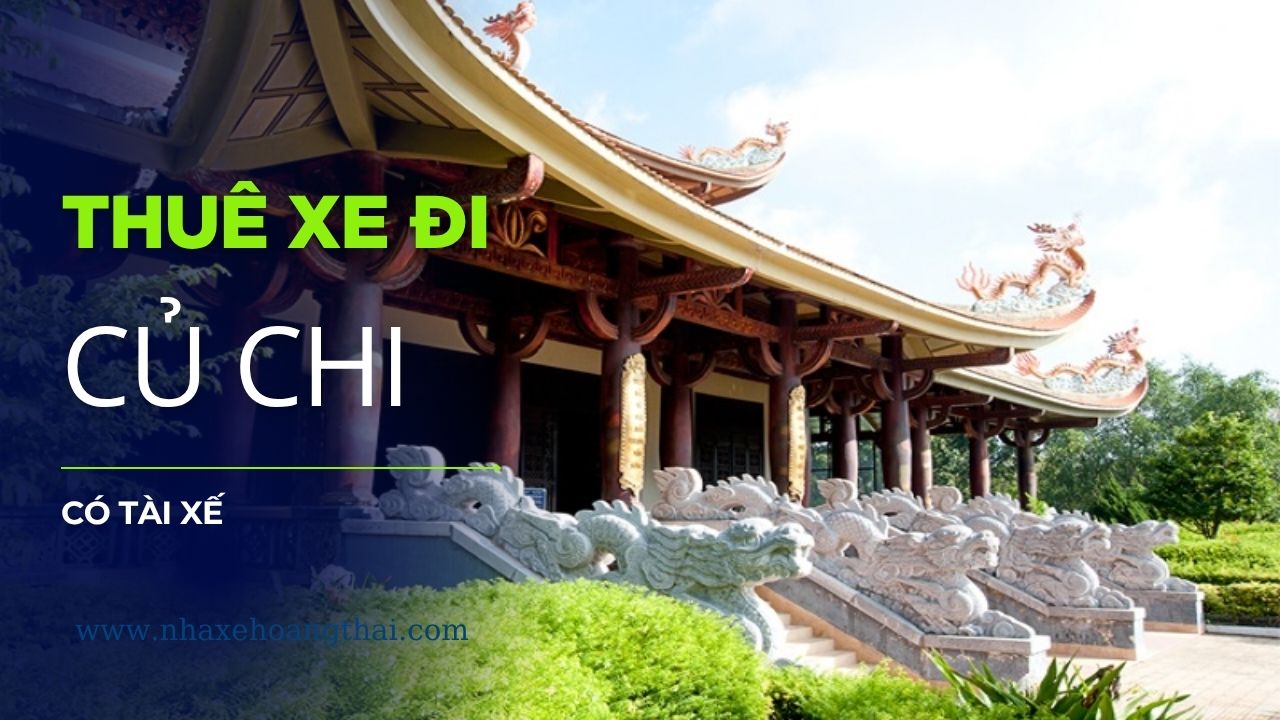 Tài xế chuyên nghiệp đứng cạnh xe du lịch đời mới tại Củ Chi. Dịch vụ thuê xe đi Củ Chi có tài xế phục vụ tour di tích, cam kết an toàn, đúng giờ và thông thạo đường đi.