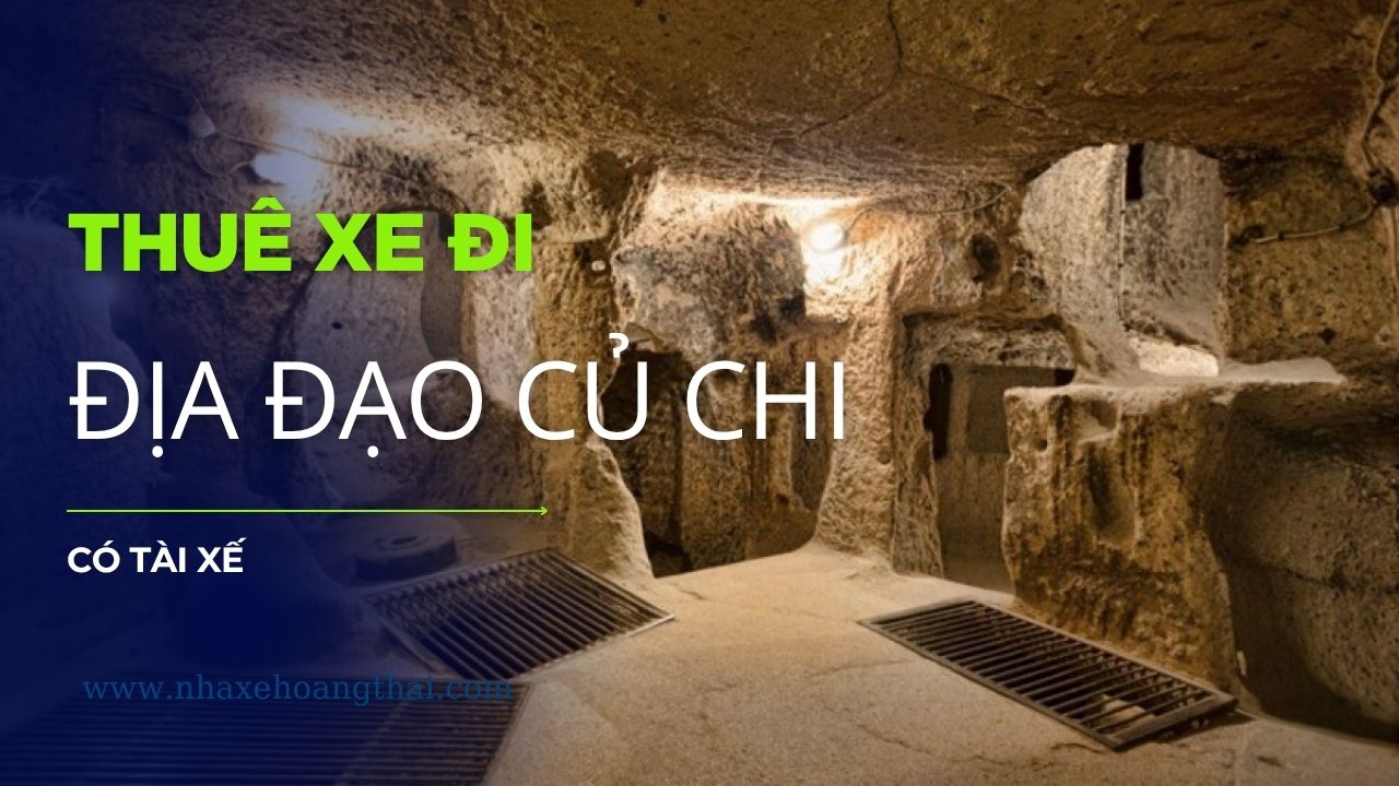 Tài xế chuyên nghiệp đứng cạnh xe du lịch đời mới tại Củ Chi. Dịch vụ thuê xe đi Địa đạo Củ Chi có tài xế phục vụ tour di tích, cam kết an toàn, đúng giờ và thông thạo đường đi.