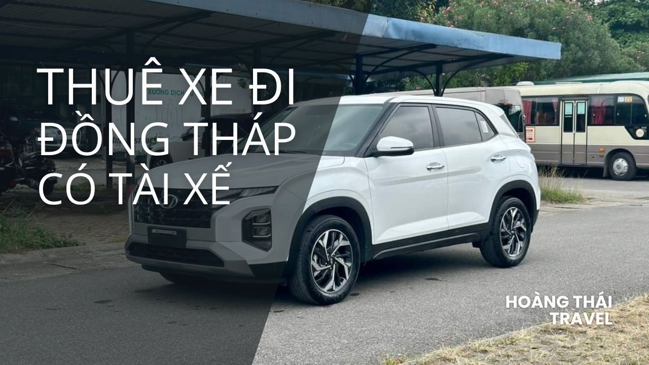 Chiếc xe 7 chỗ đời mới đang di chuyển trên đường tỉnh miền Tây. Dịch vụ thuê xe đi Đồng Tháp phục vụ du lịch sinh thái Tràm Chim và thăm gia đình, cam kết hành trình an toàn, thoải mái trên đường dài.
