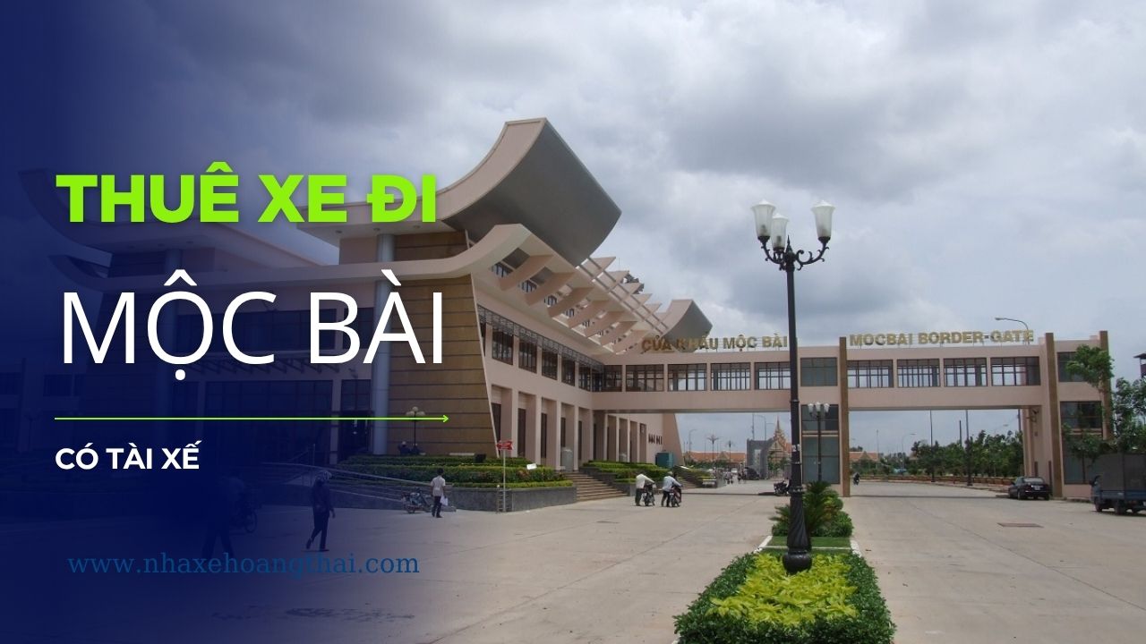 Tài xế chuyên nghiệp đứng cạnh xe du lịch đời mới. Dịch vụ thuê xe đi Mộc Bài có tài xế phục vụ Visa Run, cam kết đúng giờ, kín đáo và thông thạo quy trình cửa khẩu.