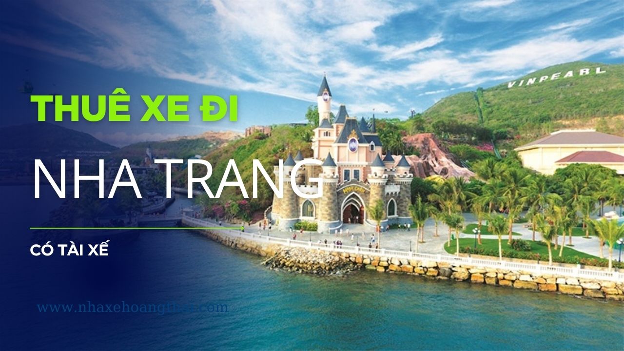 Tài xế chuyên nghiệp đứng cạnh xe du lịch đời mới. Dịch vụ thuê xe đi Nha Trang có tài xế phục vụ tour du lịch biển, cam kết an toàn tuyệt đối và thông thạo đường đèo, đường ven biển.