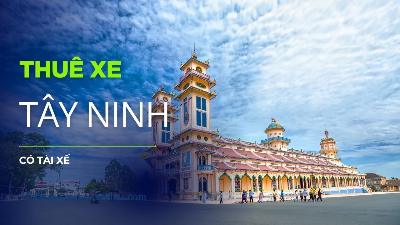 Tài xế lịch sự đứng cạnh xe du lịch đời mới. Dịch vụ thuê xe đi Tây Ninh có tài xế phục vụ Visa Run và hành hương, cam kết tốc độ cao, an toàn và thông thạo tuyến QL22.