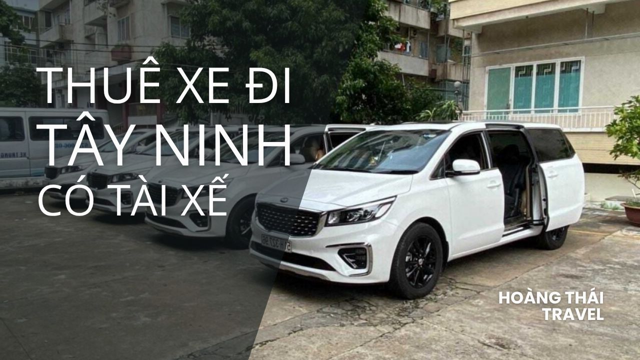 Chiếc xe 4 hoặc 7 chỗ đời mới đang di chuyển trên Quốc lộ 22. Dịch vụ thuê xe đi Tây Ninh phục vụ nhanh chóng đến Cửa khẩu Mộc Bài và du lịch Núi Bà Đen, đảm bảo an toàn và kín đáo.