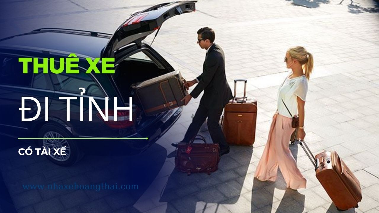 Tài xế (trong đồng phục) đứng mở cửa chiếc xe du lịch đời mới. Dịch vụ Thuê xe đi tỉnh có tài xế trọn gói, đảm bảo an toàn, thư thái cho chuyến công tác hoặc du lịch đường dài.