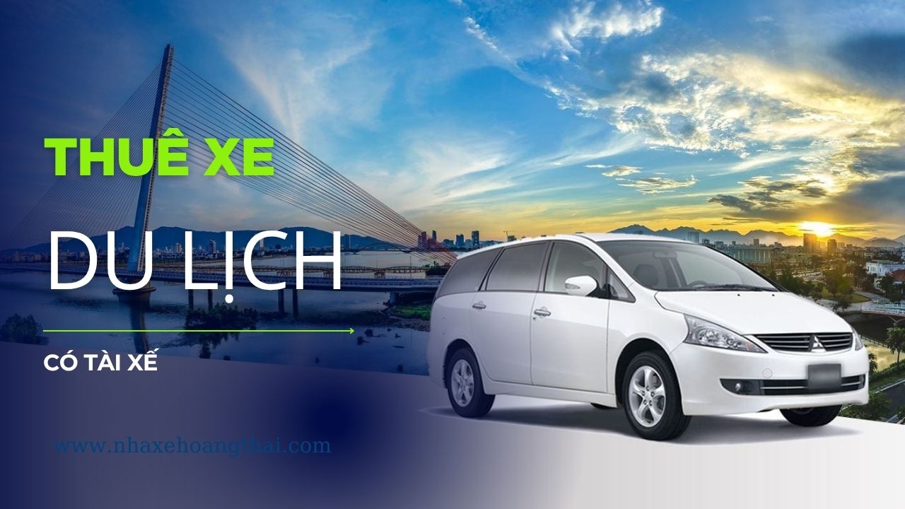 Tài xế chuyên nghiệp đứng cạnh xe du lịch đời mới. Dịch vụ Thuê xe du lịch có tài xế trọn gói, an toàn, phục vụ các tour khám phá nhiều ngày đến Mũi Né, Nha Trang.